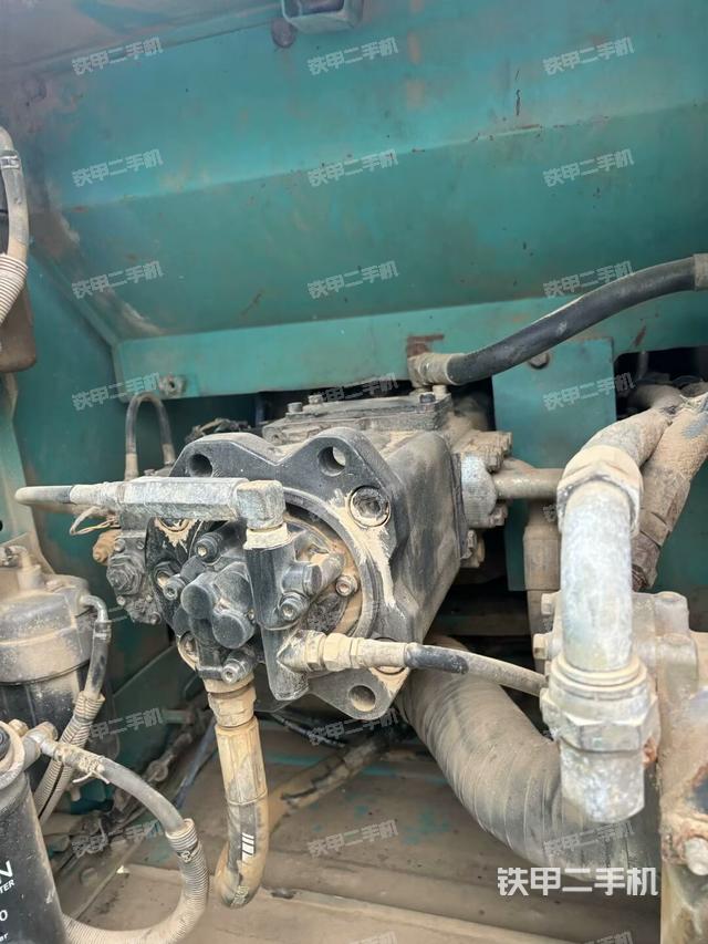 液壓泵艙室正面整體(整機外觀) 液壓泵艙室正面整體(整機外觀)