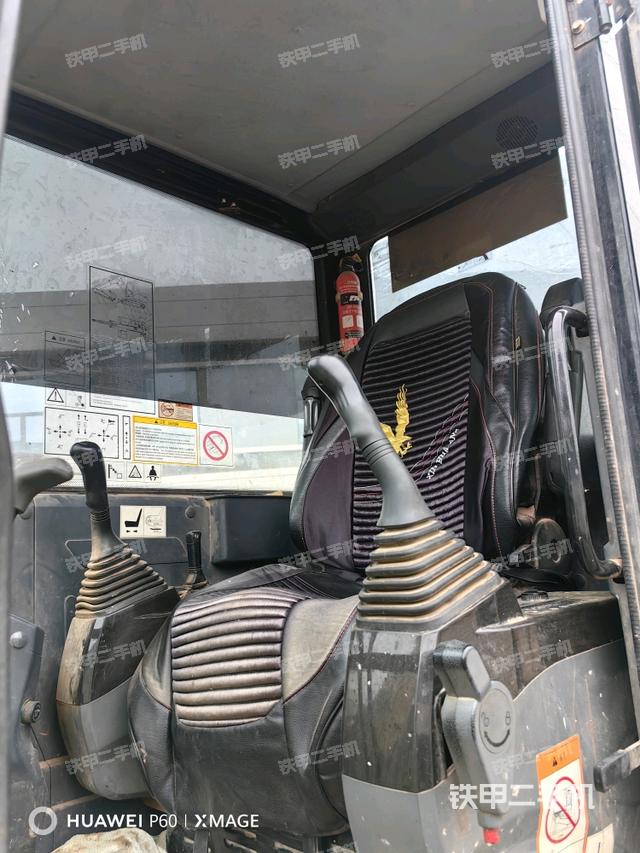 駕駛室整體(整機(jī)外觀) 駕駛室整體(整機(jī)外觀)