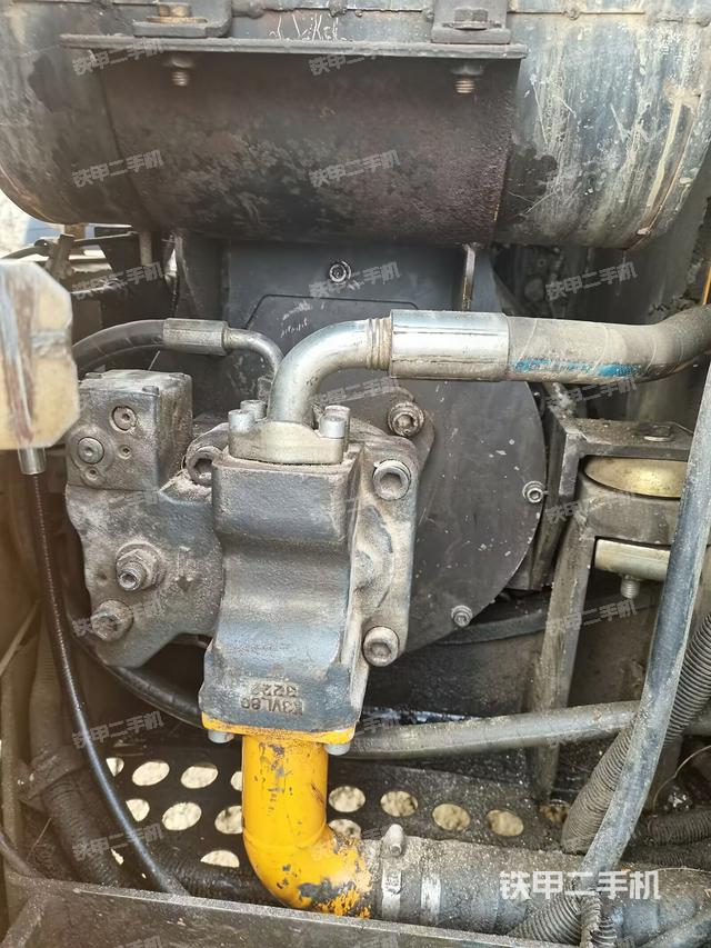 液压泵舱室正面整体（整机外观）