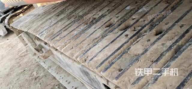 單側(cè)履帶整體(整機(jī)外觀) 單側(cè)履帶整體(整機(jī)外觀)