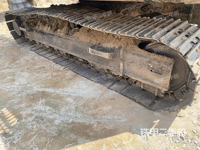單側(cè)履帶整體(整機(jī)外觀) 單側(cè)履帶整體(整機(jī)外觀)