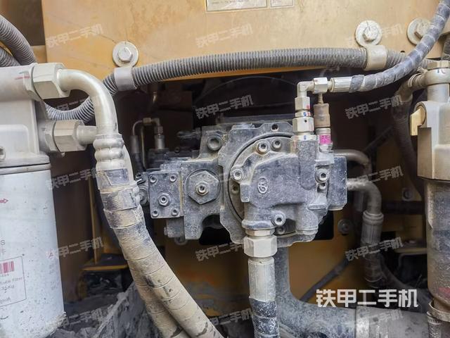 液壓泵艙室正面整體（整機外觀）