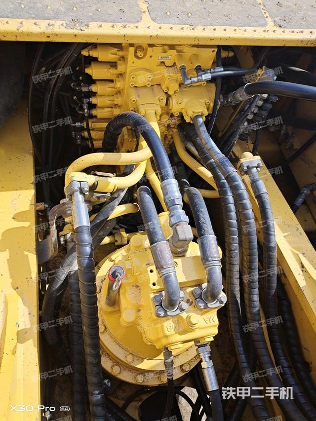 回轉(zhuǎn)馬達(dá)和主控閥（整機(jī)外觀）