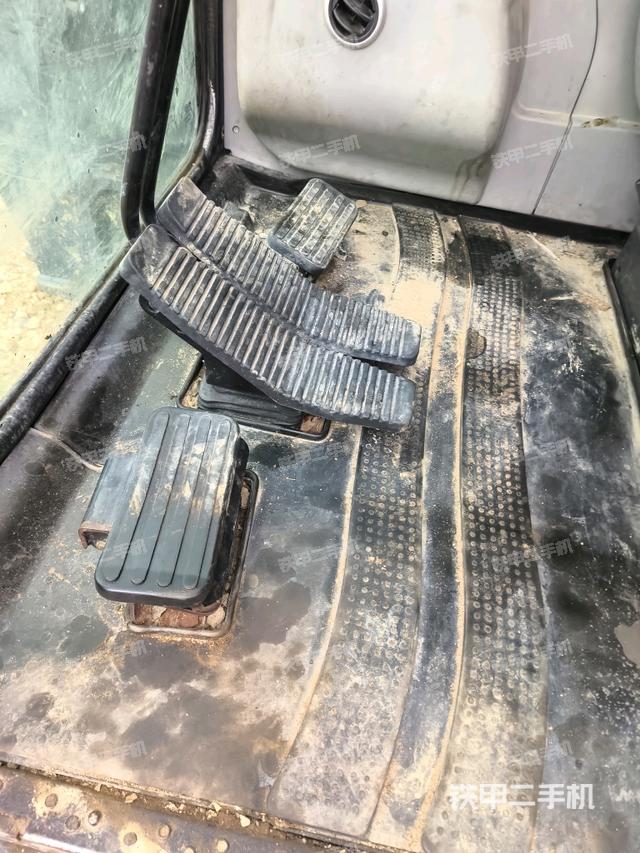 行走控制手柄和踏板?俯拍（駕駛室部分）