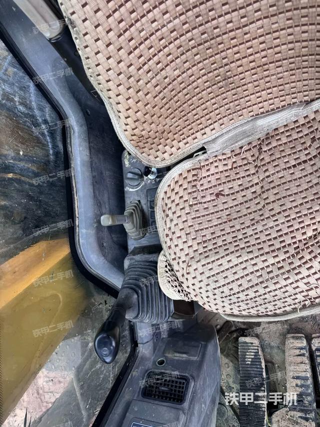 座椅右側(cè)控制臺(tái)/鑰匙門/油門/含右手柄（駕駛室部分）