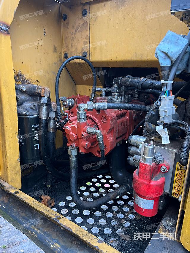 液压泵舱室正面整体（整机外观）