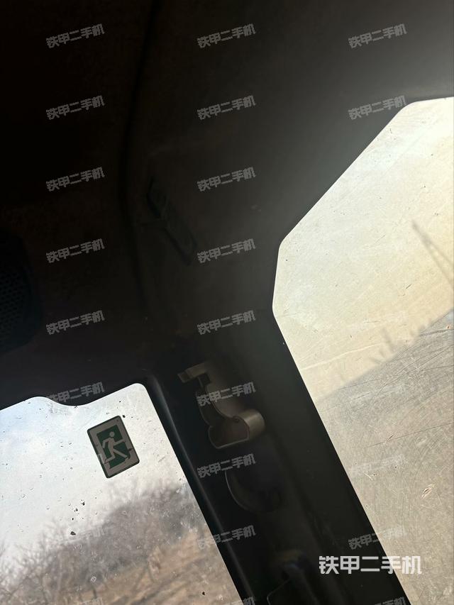 駕駛室頂部(整機(jī)外觀) 駕駛室頂部(整機(jī)外觀)