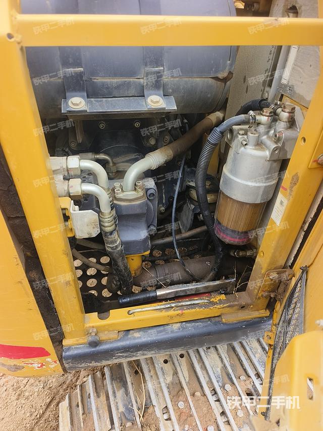 液压泵舱室正面整体（整机外观）