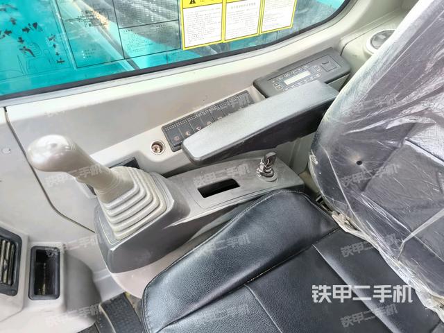 行走控制手柄和踏板?俯拍(駕駛室部分) 行走控制手柄和踏板?俯拍(駕駛室部分)