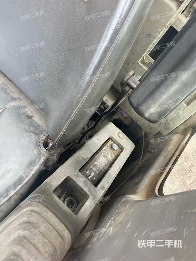 座椅左側(cè)控制臺/音響/含左手柄（駕駛室部分）