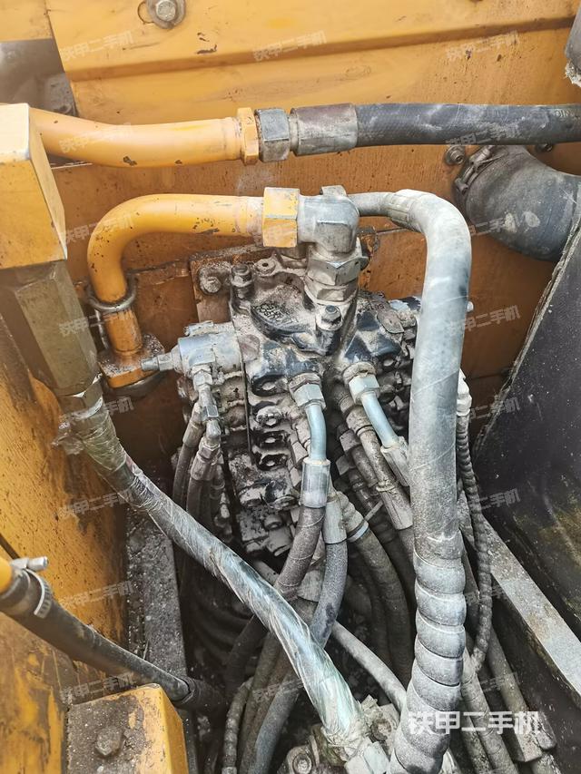 回转马达和主控阀（整机外观）