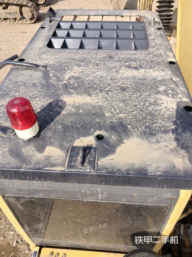 駕駛室頂部(整機(jī)外觀) 駕駛室頂部(整機(jī)外觀)