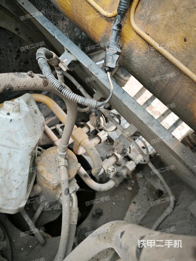 中央回轉(zhuǎn)接頭特寫(xiě)（上車(chē)部件）