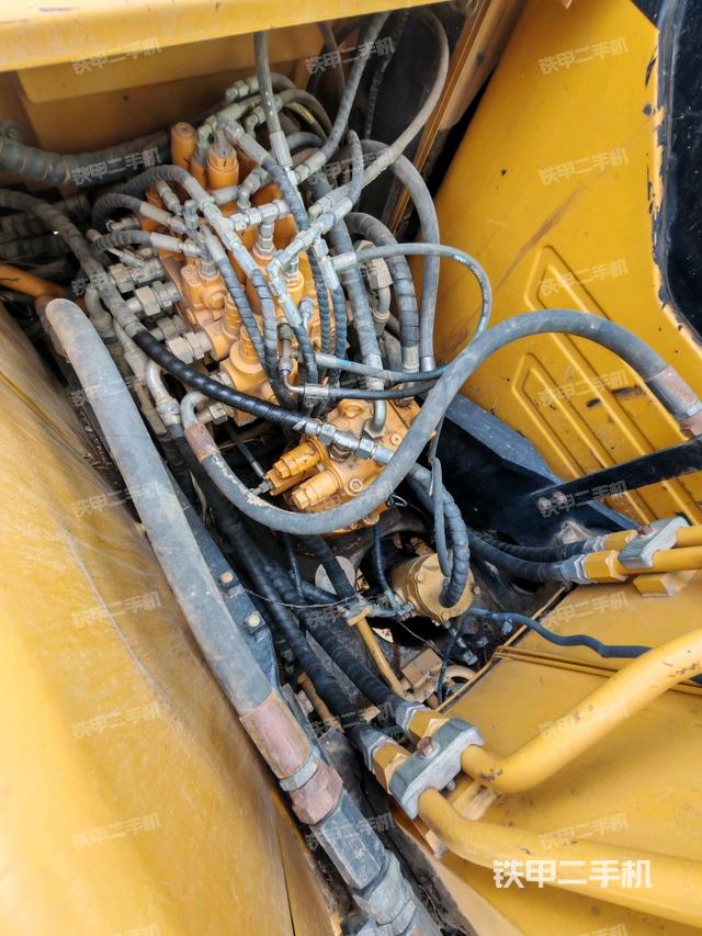 回轉(zhuǎn)馬達(dá)和主控閥(整機(jī)外觀) 回轉(zhuǎn)馬達(dá)和主控閥(整機(jī)外觀)