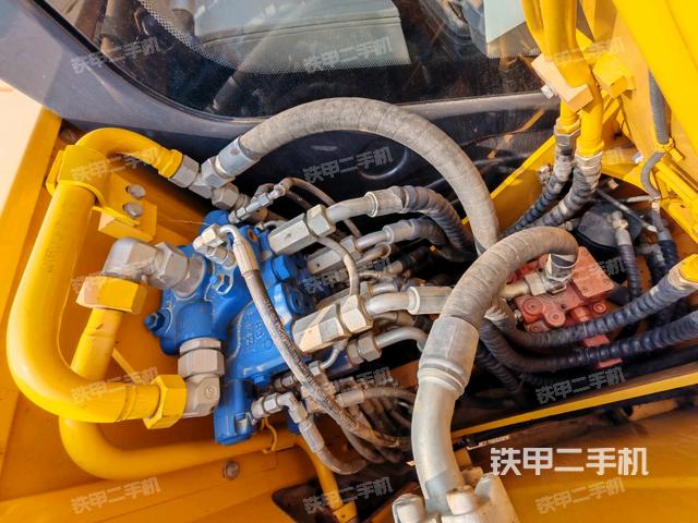 回轉(zhuǎn)馬達(dá)和主控閥(整機(jī)外觀) 回轉(zhuǎn)馬達(dá)和主控閥(整機(jī)外觀)