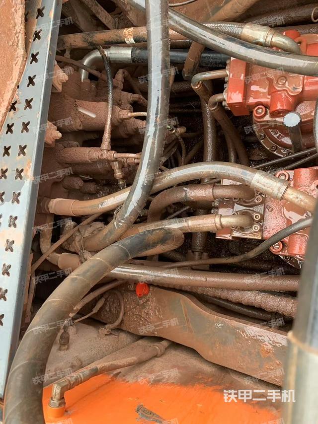 回转马达和主控阀（整机外观）