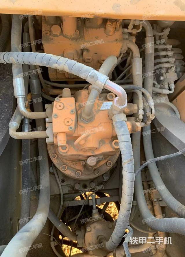 回轉(zhuǎn)馬達(dá)和主控閥（整機(jī)外觀）