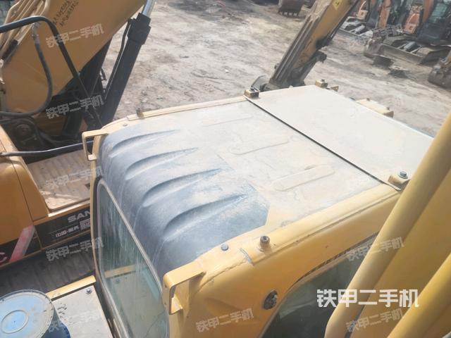 駕駛室頂部(整機(jī)外觀) 駕駛室頂部(整機(jī)外觀)