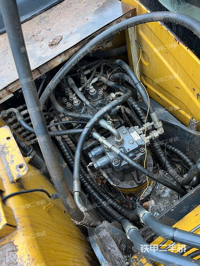 回转马达和主控阀（整机外观）