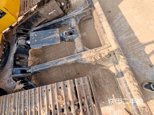 單側(cè)履帶整體(整機(jī)外觀) 單側(cè)履帶整體(整機(jī)外觀)