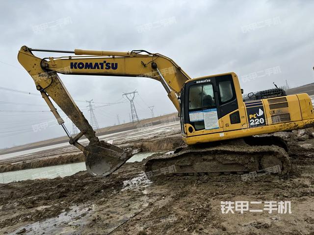 駕駛室整體(整機(jī)外觀) 駕駛室整體(整機(jī)外觀)