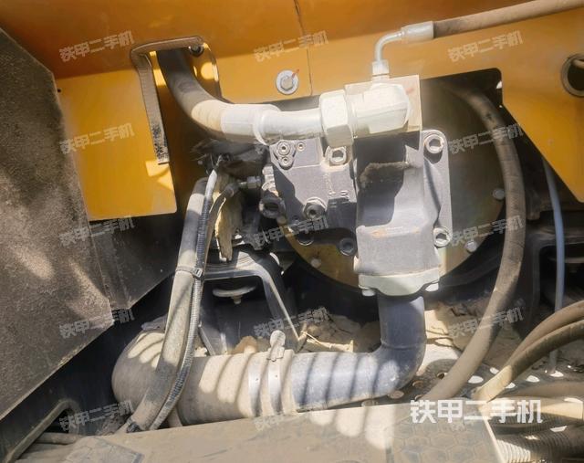 液壓泵艙室正面整體（整機外觀）