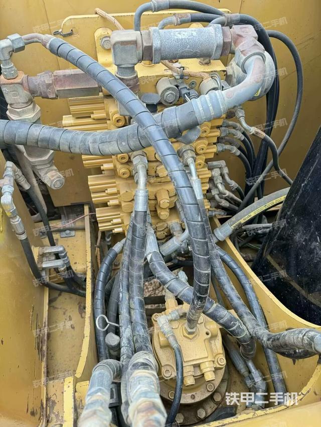 回转马达和主控阀（整机外观）