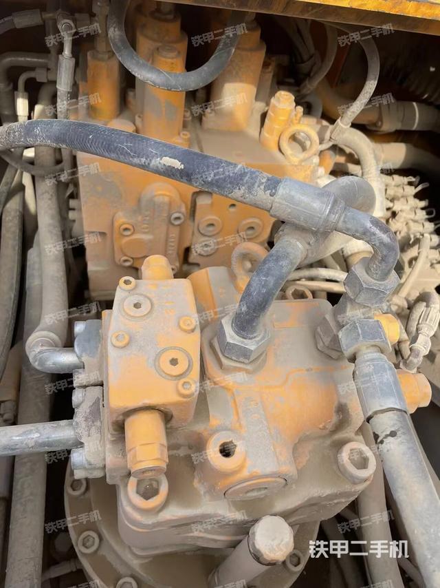 回轉(zhuǎn)馬達(dá)和主控閥（整機外觀）