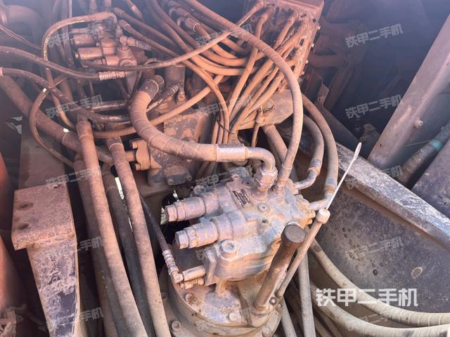 回轉(zhuǎn)馬達(dá)和主控閥（整機(jī)外觀）