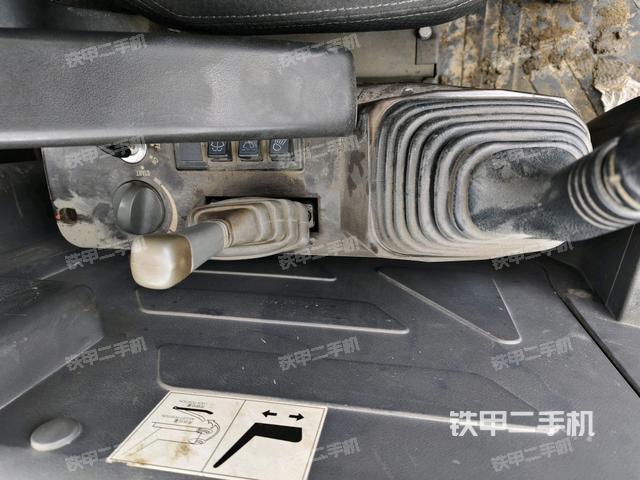 座椅右側(cè)控制臺(tái)/鑰匙門(mén)/油門(mén)/含右手柄（駕駛室部分）