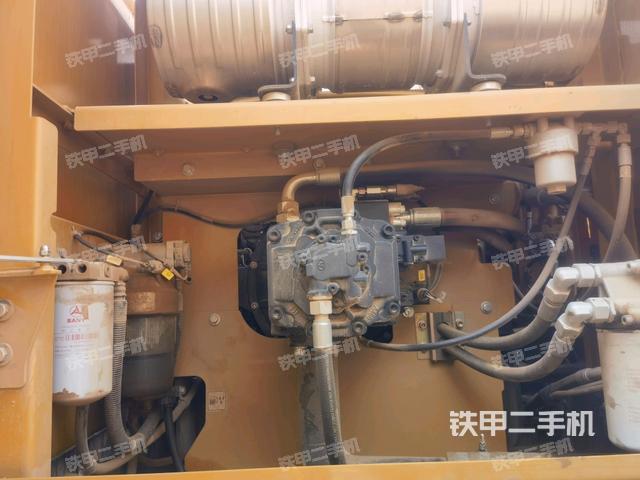 液壓泵艙室正面整體(整機外觀) 液壓泵艙室正面整體(整機外觀)