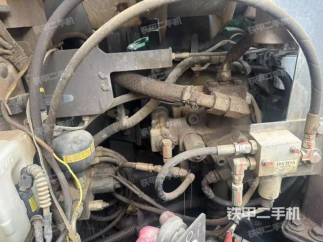 液压泵舱室正面整体（整机外观）