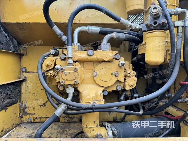 液压泵舱室正面整体（整机外观）