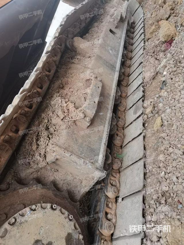 單側(cè)履帶整體(整機(jī)外觀) 單側(cè)履帶整體(整機(jī)外觀)