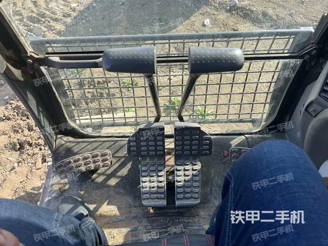 行走控制手柄和踏板?俯拍（駕駛室部分）