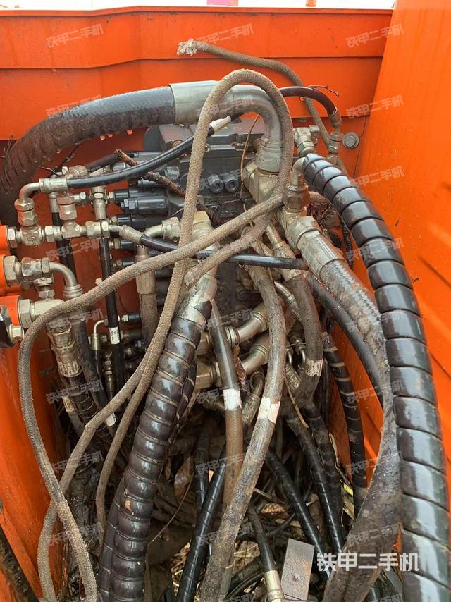 回轉(zhuǎn)馬達(dá)和主控閥（整機(jī)外觀）