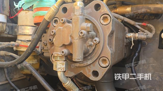 液壓泵艙室正面整體(整機外觀) 液壓泵艙室正面整體(整機外觀)