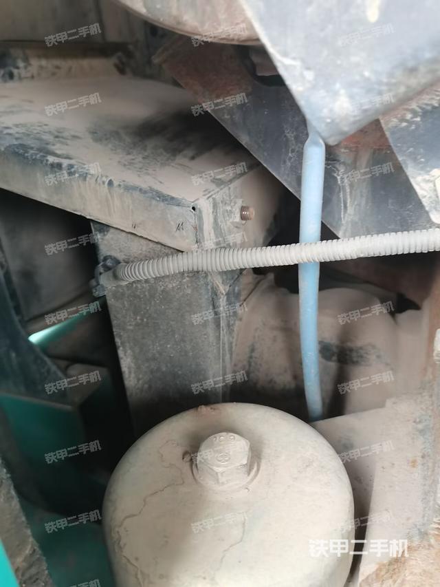 液压泵舱室正面整体（整机外观）