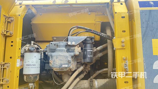 液壓泵艙室正面整體（整機外觀）