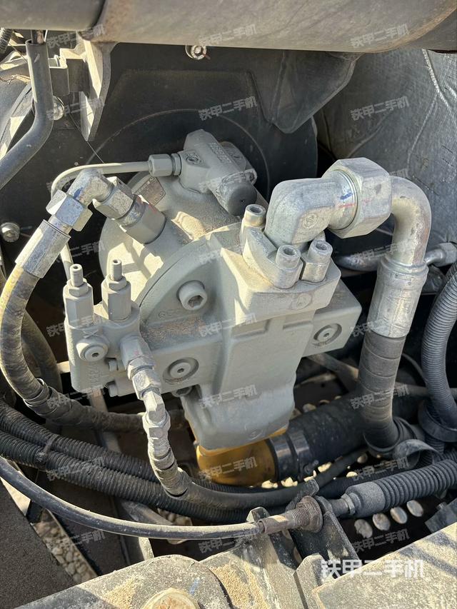 液壓泵艙室正面整體(整機(jī)外觀) 液壓泵艙室正面整體(整機(jī)外觀)