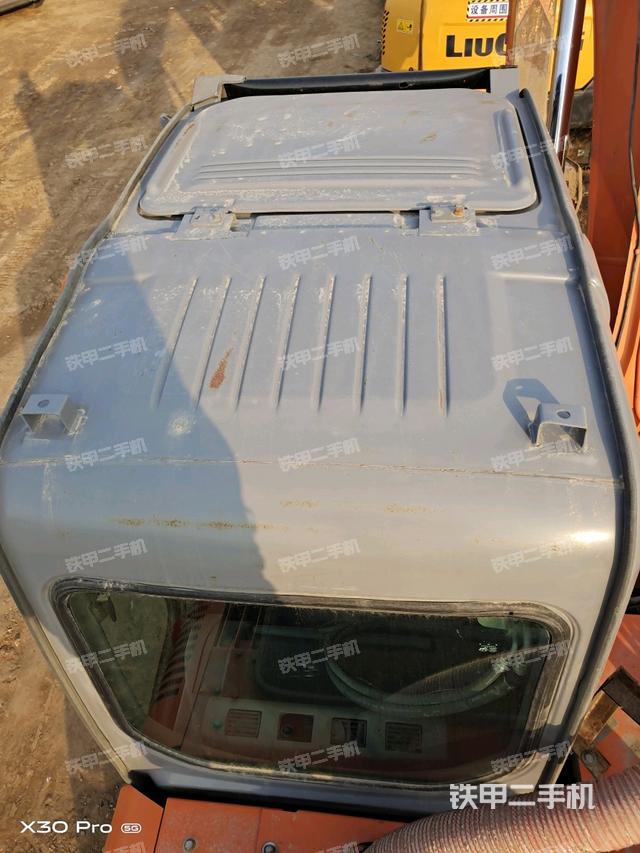 駕駛室頂部(整機(jī)外觀) 駕駛室頂部(整機(jī)外觀)