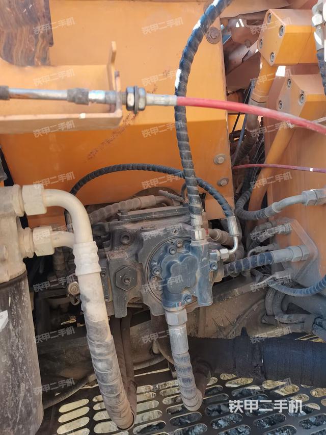 液壓泵艙室正面整體（整機(jī)外觀）