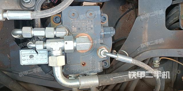 回转马达和主控阀（整机外观）