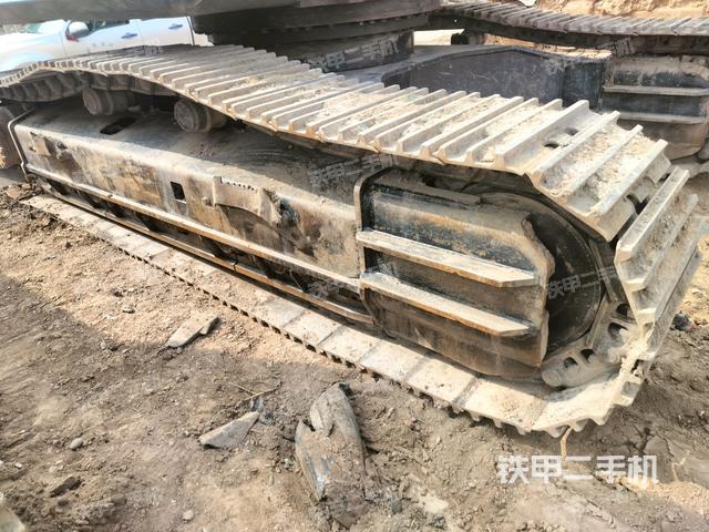 單側(cè)履帶整體(整機(jī)外觀) 單側(cè)履帶整體(整機(jī)外觀)
