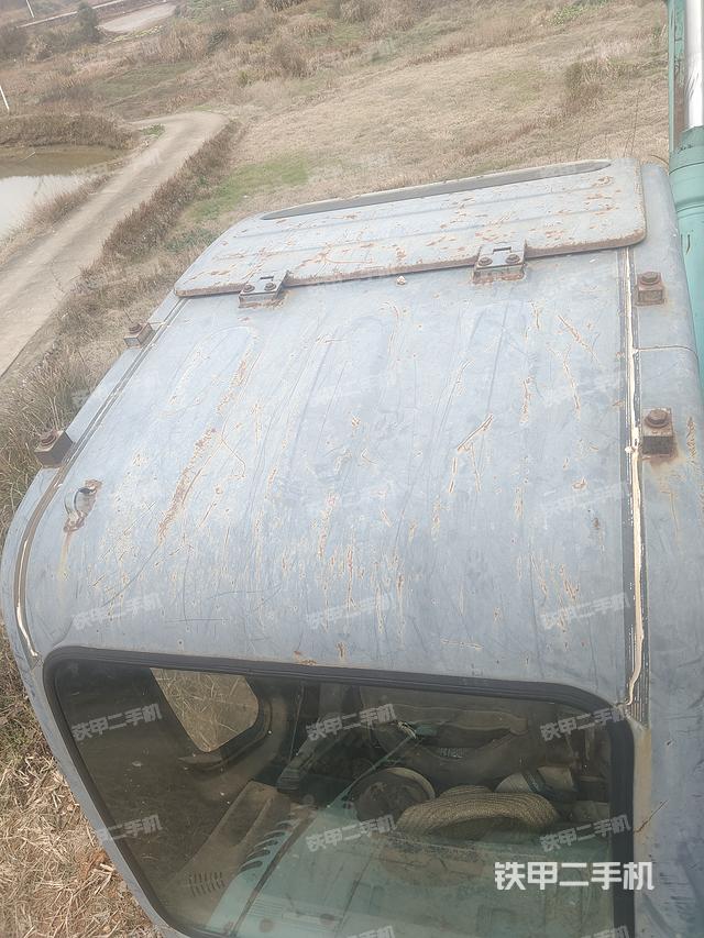 駕駛室頂部(整機(jī)外觀) 駕駛室頂部(整機(jī)外觀)