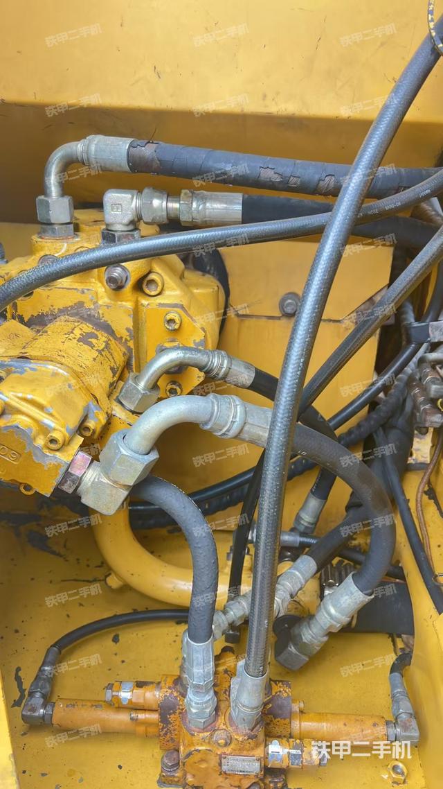 液压泵舱室正面整体（整机外观）