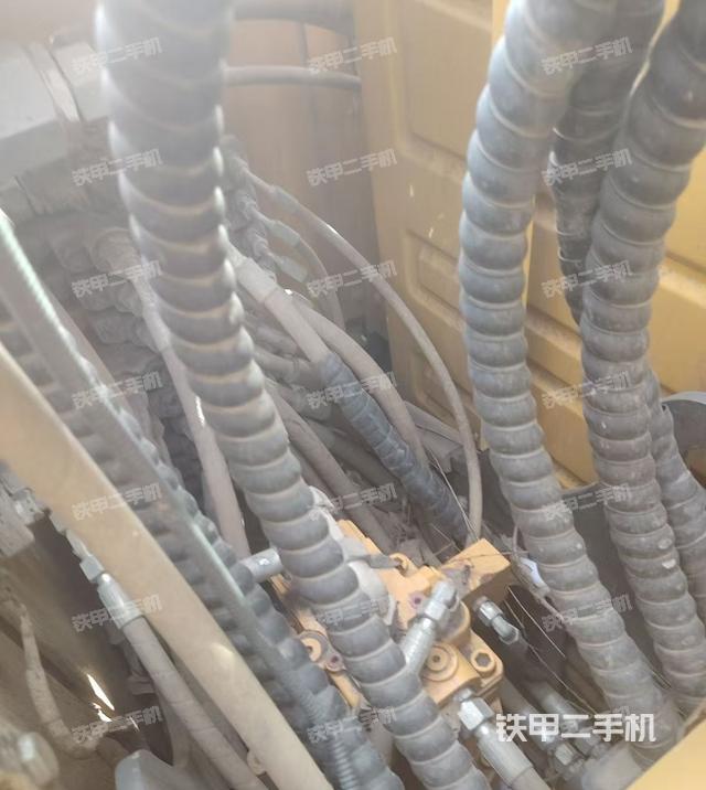 回轉(zhuǎn)馬達(dá)和主控閥（整機(jī)外觀）