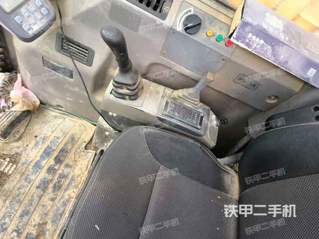 座椅右側(cè)控制臺(tái)/鑰匙門(mén)/油門(mén)/含右手柄(駕駛室部分) 座椅右側(cè)控制臺(tái)/鑰匙門(mén)/油門(mén)/含右手柄(駕駛室部分)