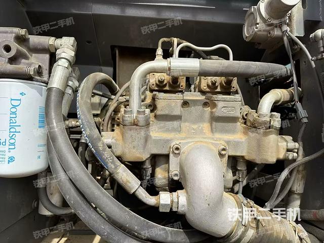 液壓泵艙室正面整體(整機外觀) 液壓泵艙室正面整體(整機外觀)