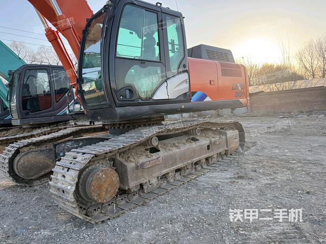 單側(cè)履帶整體(整機外觀) 單側(cè)履帶整體(整機外觀)